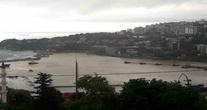 Zonguldak Limanı sarı renge döndü