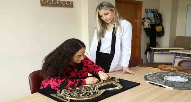 Depremin etkilerini katıldığı kurs ile atlatıyor