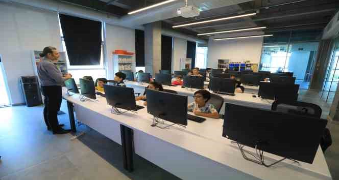 Başakşehir’de geleceğin yazılımcıları eğitimlere başladı