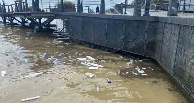 Sahil plastik atık çöplüğüne döndü