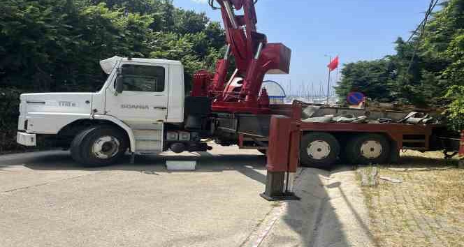 Büyükçekmece’de Cep Yat Limanı’na yapılan kaçak yapıların yıkımı işletme sahibi tarafından engellendi