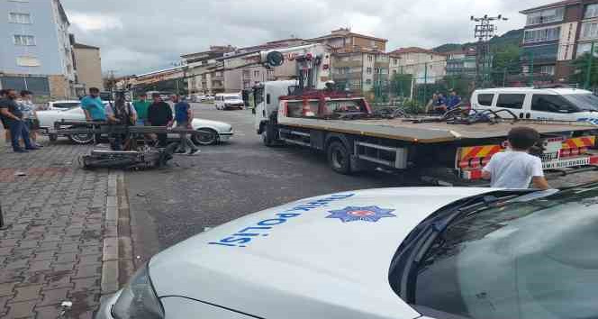 Motosikletteki gençler dönüş yapan araçla çarpıştı