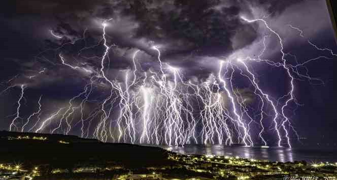 Şimşeklerin yolculuğu kameraya yansıdı