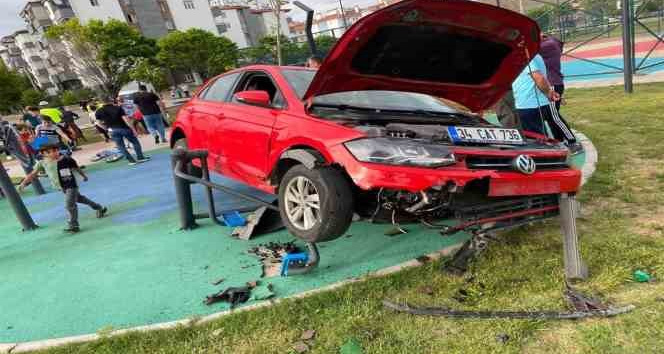 Fren yerine gaza basınca millet bahçesine girdi