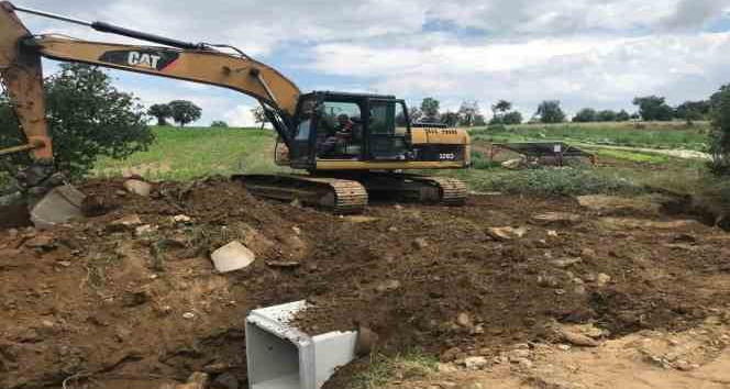 Eşme’de selden zarar gören yollar onarıldı