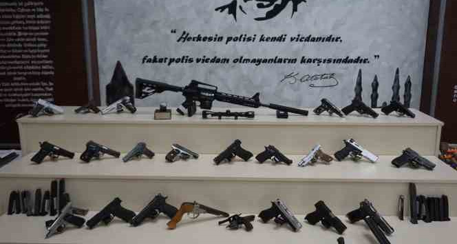 Edirne’de ruhsatsız silah operasyonu: Çıkanlar cephaneliği aratmadı