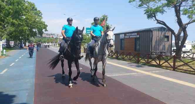 Sokakta atlı jandarmaları görenler hayret etti