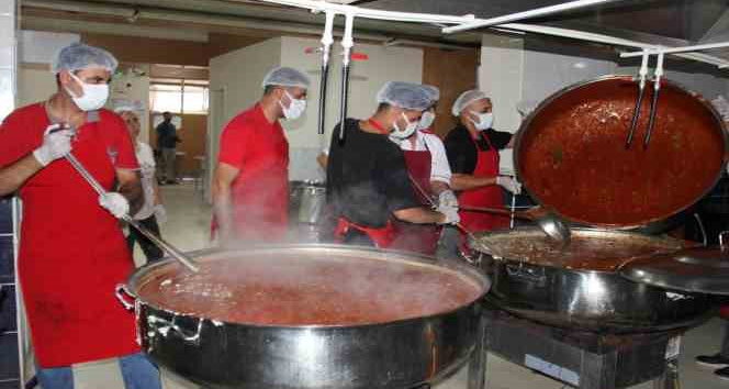 Adıyaman’da 40 noktadaki yemek dağıtımı sürüyor