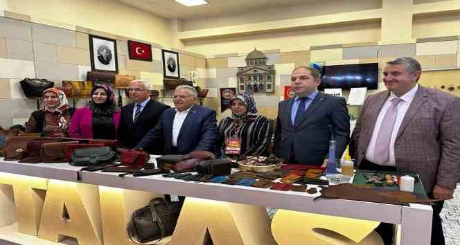 Büyükkılıç, Kadın Kooperatifleri Fuarını ziyaret etti, eşine çanta aldı