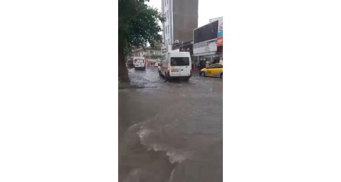 Lüleburgaz’da sağanak yağış yolları göle çevirdi