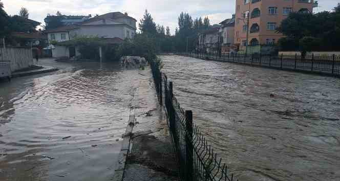 Havza’da dere taştı, ilçede sel anonsları yapılamaya başlandı