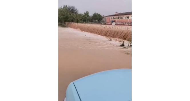 Sağanak sele neden oldu, okul bahçesi şelaleye döndü
