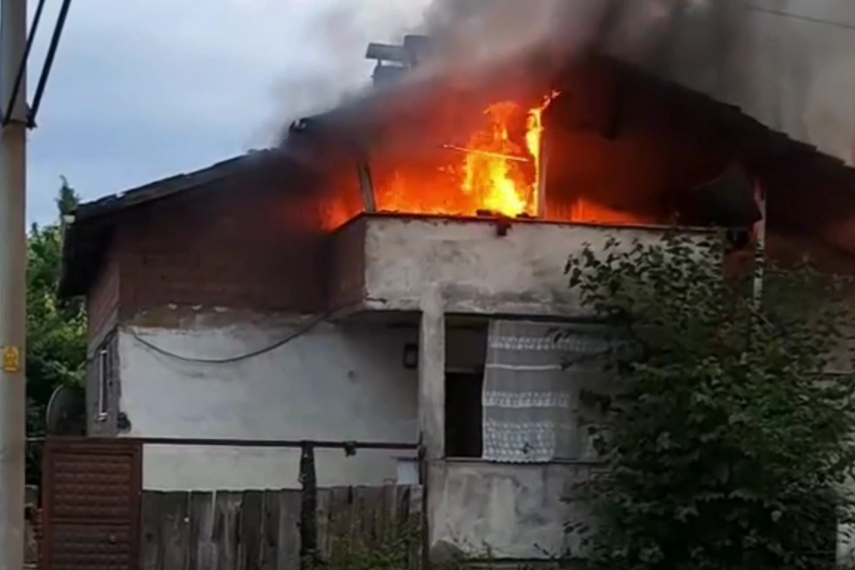 Evin çatı katı alevlere teslim oldu