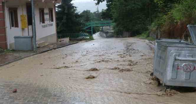 Samsun’da sağanak taşkın ve su baskınlarına neden oldu