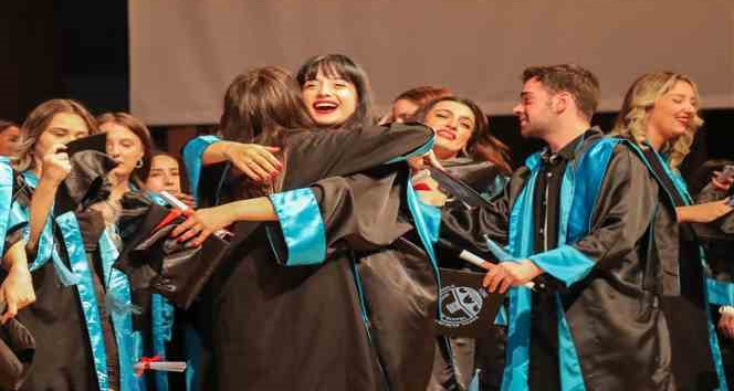 Üniversitelilerin mezuniyet sevinci