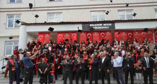 Malazgirt MYO’da mezuniyet coşkusu
