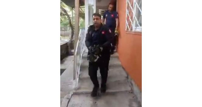 Havalandırma boşluğuna düşen yavru kediyi itfaiye kurtardı