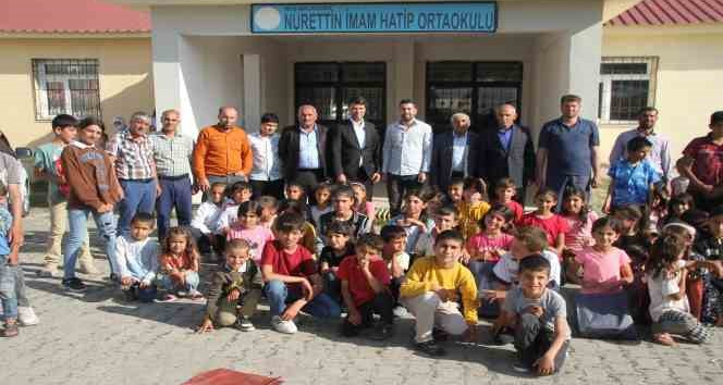 İş adamından köyündeki 350 öğrenciye karne ve bayram hediyesi