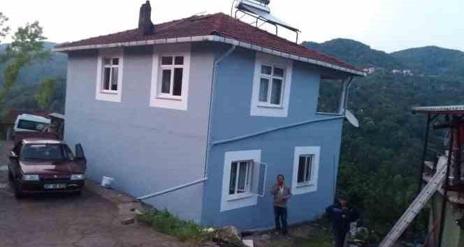 Alaplı’da eve yıldırım düştü tüm elektrik hatları yandı