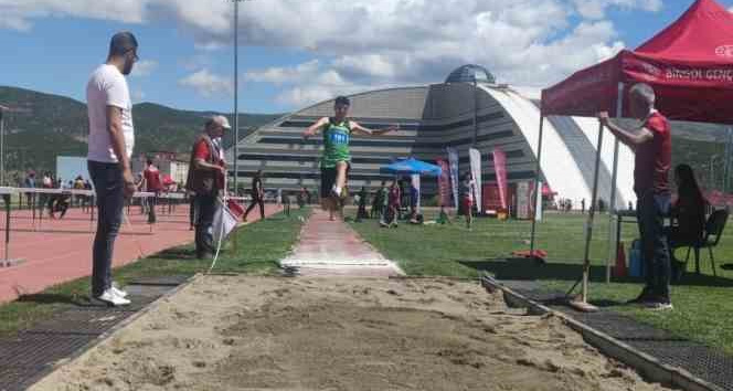 Bingöl’e 10 ilden gelen 200 sporcu atletizm pistinde ter döktü