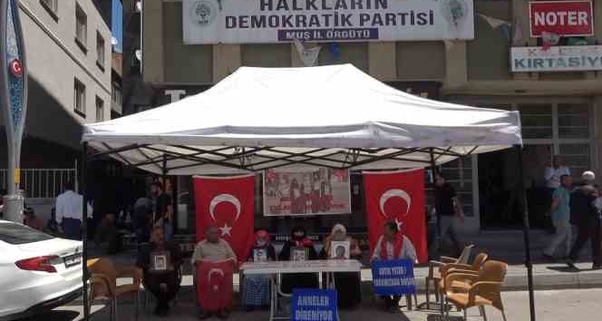Ailelerin evlat nöbeti devam ediyor