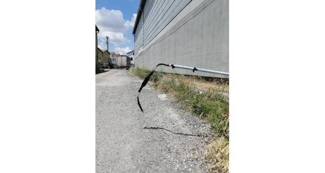 Çalınan telefon ve internet kabloları esnafı iletişimsiz bıraktı