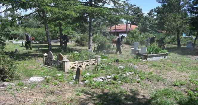 Isparta Belediyesi tarafından Mezarlık alanları temizlenerek, otlar biçiliyor