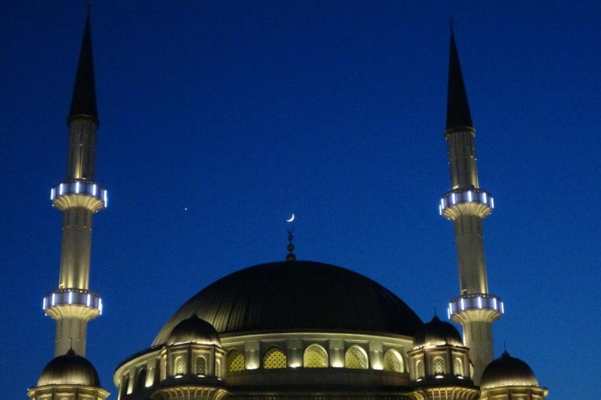 Ay ile yıldızın gökyüzünde buluşması Taksim&#039;de böyle görüntülendi