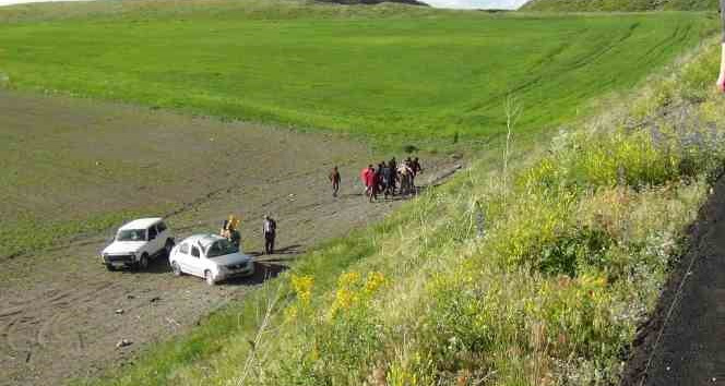 Kars’ta otomobil şarampole uçtu: 2 yaralı
