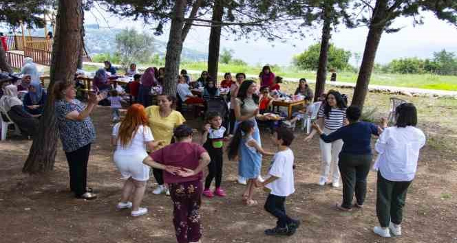 Mersin’deki depremzedeler piknik etkinliğinde moral buldu