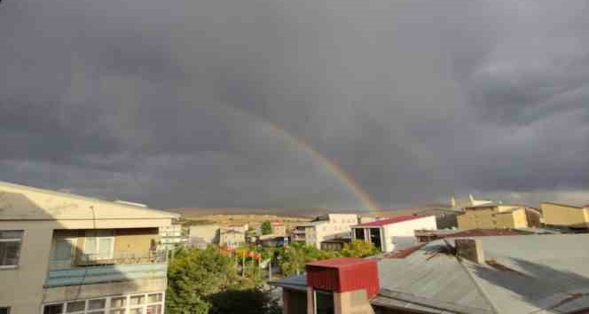 Tarihi Ardahan Kalesi’nin üzerinde ortaya çıkan gökkuşağı hayran bıraktı