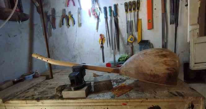 Hayatını kaybeden saz ustası ağabeyinin hatırasını yaşatmak için genç usta kolları sıvadı