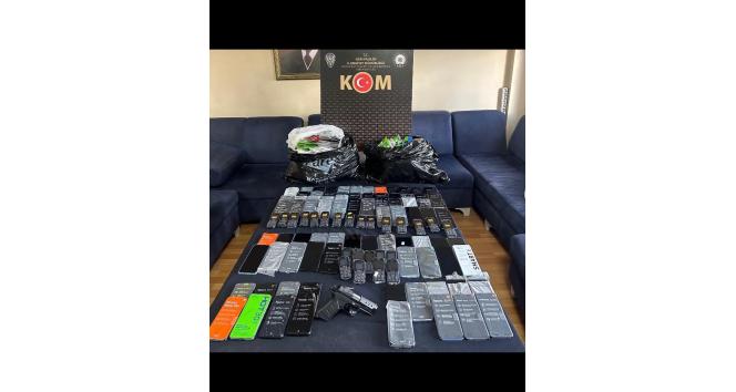 Ağrı’da piyasa değeri 1 milyon 200 lira olan kaçak telefonlar ele geçirildi