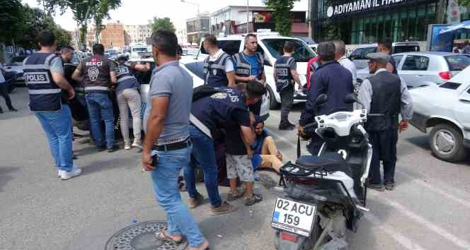 Polis aracı ile motosiklet çarpıştı: 2 yaralı