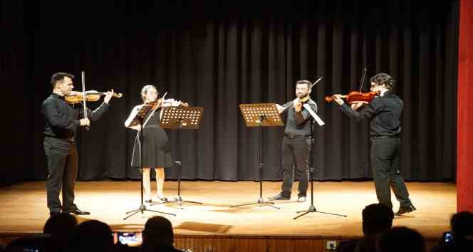 Moni Keman Dörtlüsü verdiği konserle kulakların pasını sildi