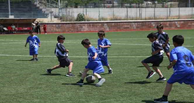 Ahlatlı şehitler anısına futbol turnuvası düzenlendi