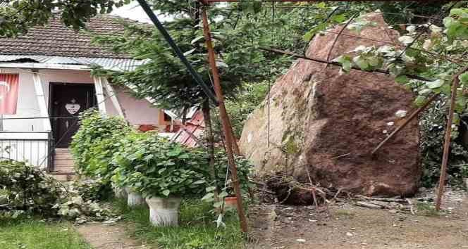 Ordu’da yamaçtan düşen dev kaya parçası eve çarptı