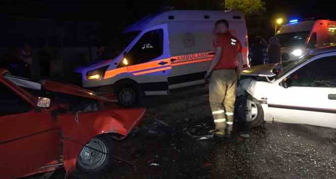 Kafa kafaya çarpışan iki otomobil hurdaya döndü: 3 ağır yaralı