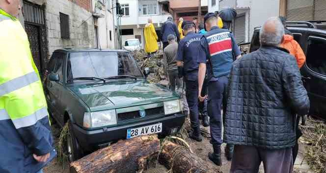 Giresun’un Duroğlu Beldesi’nde sel ve su baskını yaşandı. Birçok ev ve iş yeri su altında kaldı, mahsur kalanlar ekiplerce tahliye edildi.