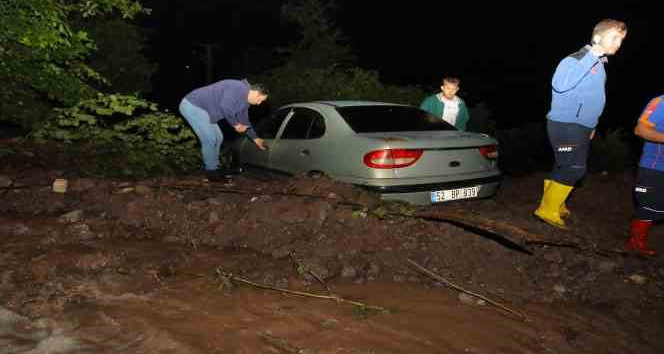 Ordu’da sel: Araç içinde mahsur kalanlar kurtarıldı