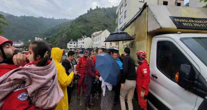 Giresun’un Duroğlu Beldesi’nde evlerin mahsur kalan vatandaşlar tek tek kurtarılıyor