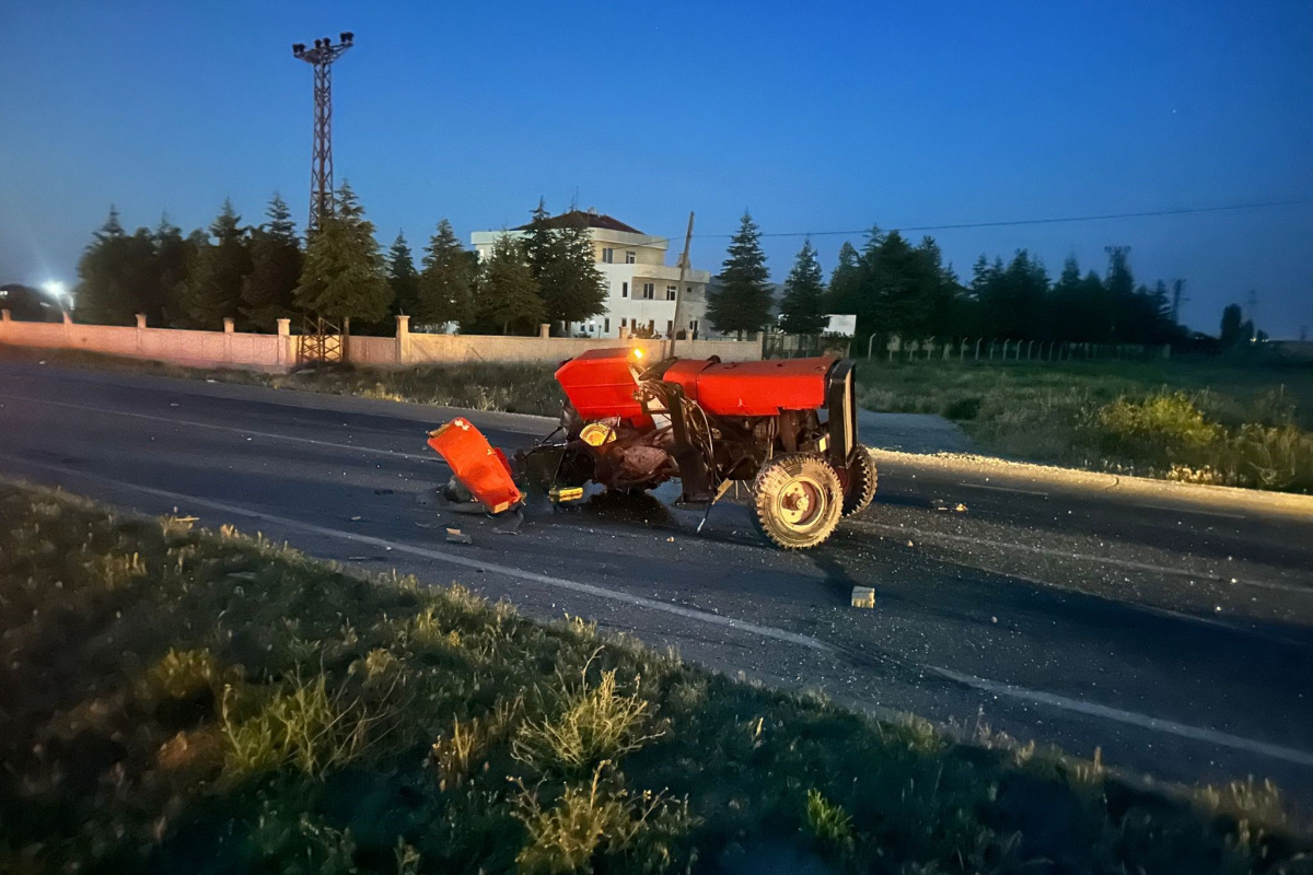 Otomobilin çarptığı traktör 3 parçaya bölündü, 2 kişi yaralandı
