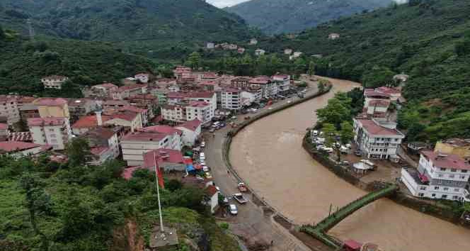 Sel, su baskınları ve heyelanların zarar verdiği Giresun’un Duroğlu Beldesi havadan görüntülendi