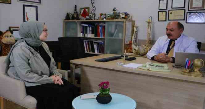 Skolyoz en çok kız çocuklarında görülüyor
