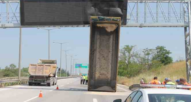 Edirne’de kamyonun damperi şaha kalktı