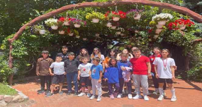 Minik halterciler Keçiören’i gezdi