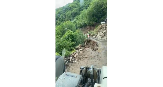 Heyelan nedeniyle yolun çökme anı kameralara yansıdı