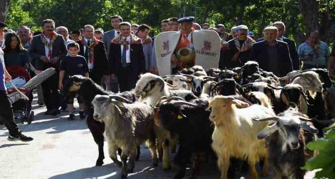 Isparta’da unutulmaya yüz tutmuş kurban indirme geleneği yeniden yaşatılmaya başlandı