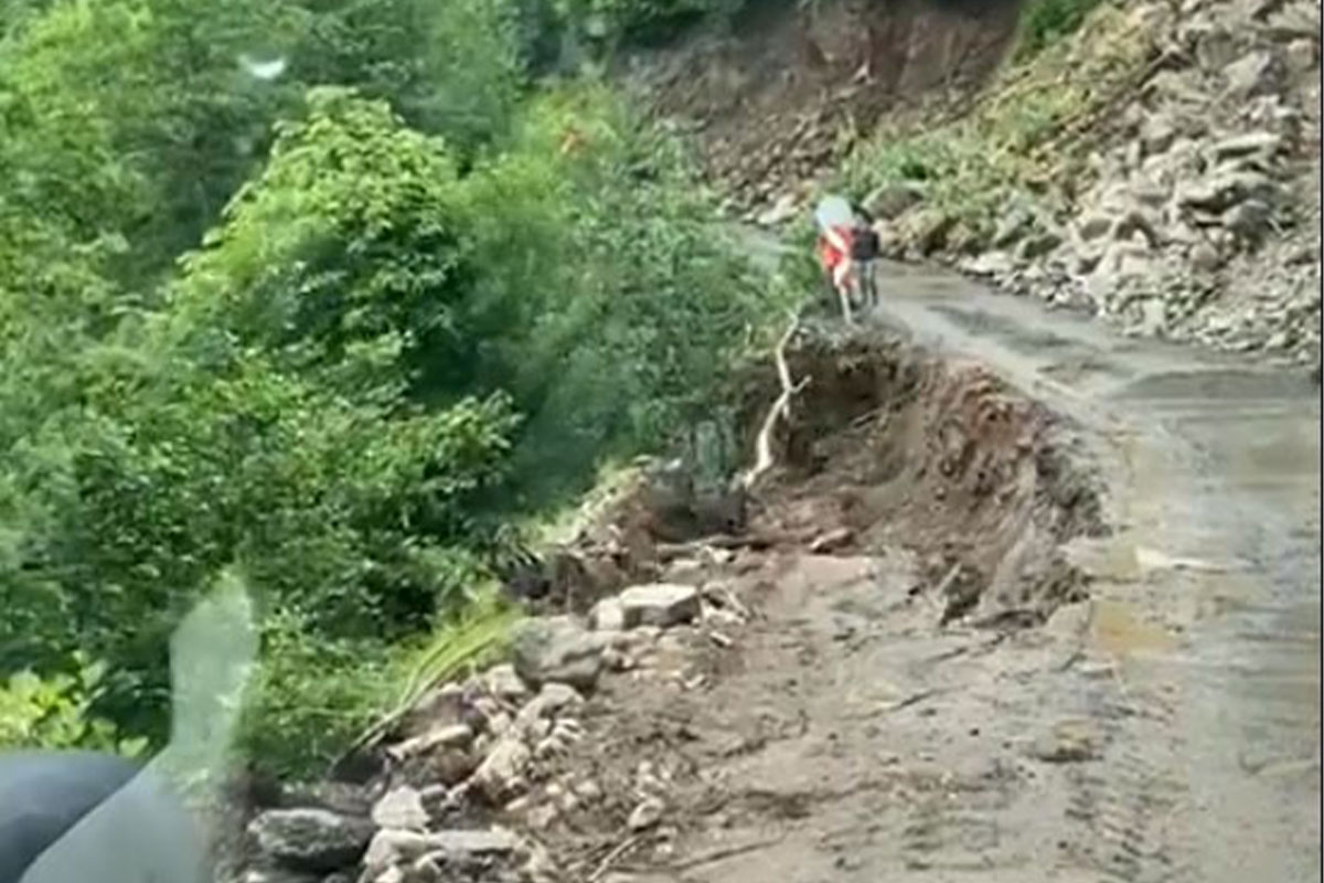Heyelan nedeniyle yolun çökme anı kameralara yansıdı