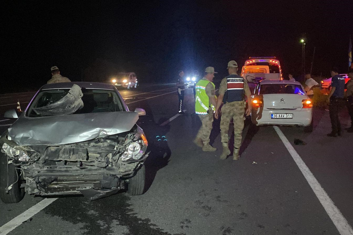 Erzincan’da iki otomobilin çarpıştığı kazada 12 kişi yaralandı